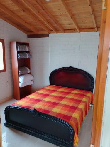 Tempat tidur dalam kamar di Acogedoras - Cabañas Villa Paty