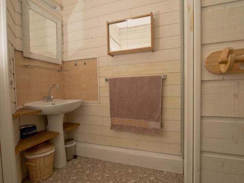 une salle de bain avec un lavabo et un miroir dans l'établissement Appartement 2 chambres avec magnifique terrasse face mer, au cœur du quartier pittoresque de la Chaume - FR-1-92-711, à Les Sables-dʼOlonne