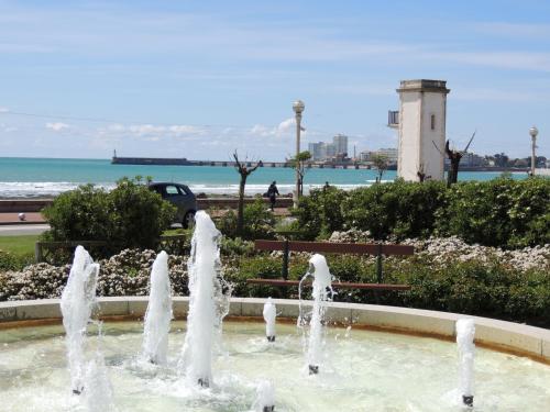 Photo de la galerie de l'établissement Maison de pêcheur avec cour privative, 300m de la plage, près des commerces et du marché - FR-1-92-663, à Les Sables-dʼOlonne