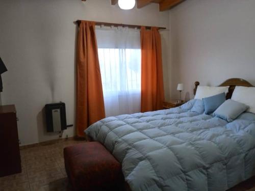 Un dormitorio con una cama grande y una ventana en Departamento en Godoy Cruz