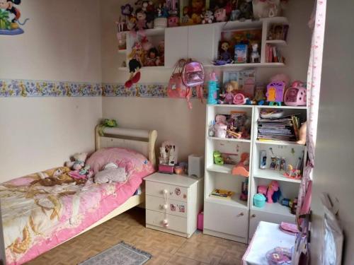 Dormitorio infantil con cama y muchos juguetes en Departamento en Godoy Cruz