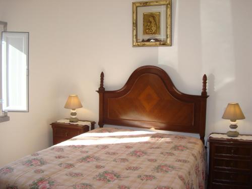 1 dormitorio con 1 cama y 2 mesitas de noche con lámparas en Villa T4 35km Montargil - Private & Heated Pool en Casal do Anafe de Baixo