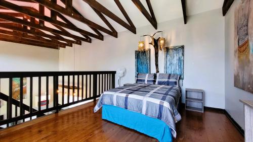 ein Schlafzimmer mit einem Bett mit einer blauen und weißen Decke in der Unterkunft St Mikes Villa in Margate