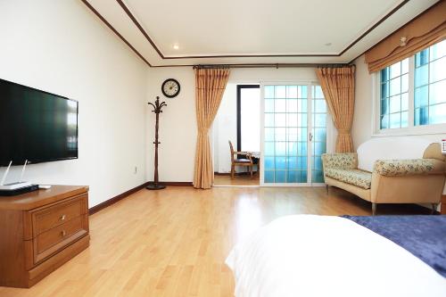 TV at/o entertainment center sa Sea View