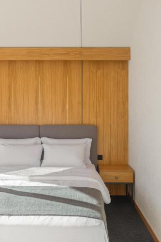 En eller flere senge i et værelse på Qazaq Auyl Eco Hotel