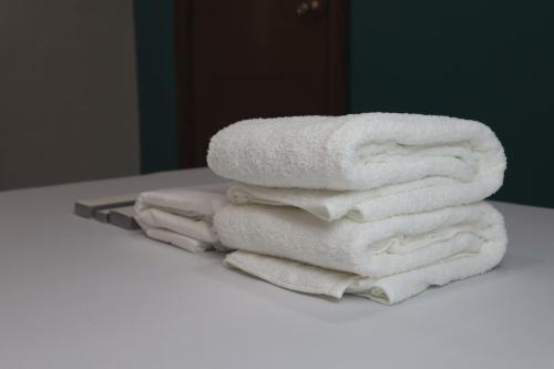 een stapel handdoeken zittend op een tafel bij The Oregon Hotel and Drive-inn in Angeles