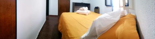 una habitación con una mesa amarilla con un animal de peluche. en Alojamiento CBA - B en Córdoba