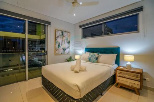 达尔文ZEN CENTRAL Ambient 3BR Apt in the Heart of Darwin的一间卧室,床上有泰迪熊