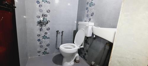 bagno con servizi igienici e lavandino di Pihu guest house a Calangute