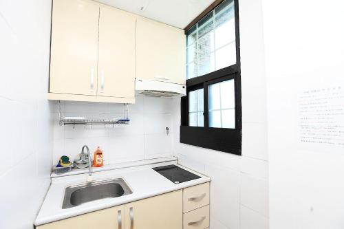 Kitchen o kitchenette sa Sea View