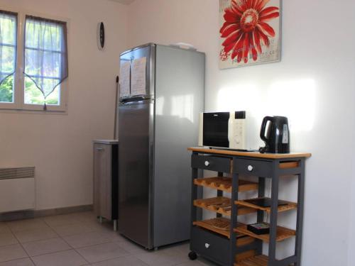 une cuisine avec un réfrigérateur en acier inoxydable et un micro-ondes dans l'établissement Charmante maison 6 couchages, jardin privé, proche plage, Wi-Fi, 2 étoiles, ménage inclus - FR-1-246A-155, à Saint-Georges-dʼOléron