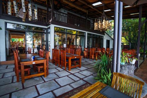 En restaurant eller et andet spisested på Nakorn River View