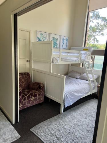 Cama o camas de una habitación en Coconuts - 3 bedroom 3 bathroom townhouse with tennis court