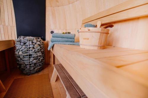 ein Regal in einem winzigen Haus mit Handtüchern und einem Eimer in der Unterkunft Ferienhaus Hünzingen in Walsrode