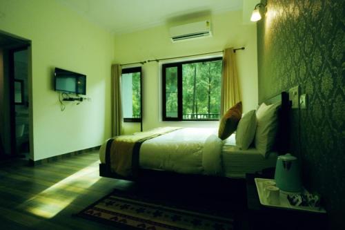 Säng eller sängar i ett rum på Pineland Resorts & Chalets Kasauli