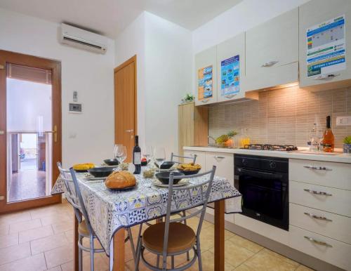 Η κουζίνα ή μικρή κουζίνα στο Sea View Luxury House San Foca with Climate and Wi-Fi