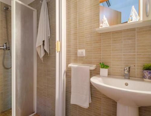 Ένα μπάνιο στο Sea View Luxury House San Foca with Climate and Wi-Fi