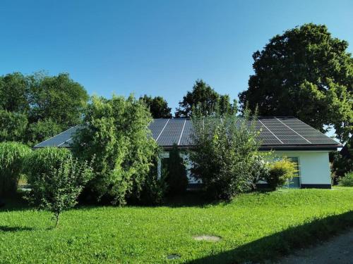 une maison avec des panneaux solaires sur le toit dans l'établissement Bungalow mit 200 qm Wohnfläche :), à Birgland