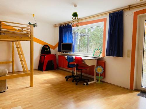 a bedroom with a desk and a bunk bed at Hundeparadies Waldblick Lauenstein in Ludwigsstadt