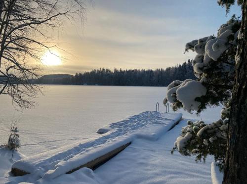 Iken Mökit في هينولا: قارب في الثلج بجانب بحيرة