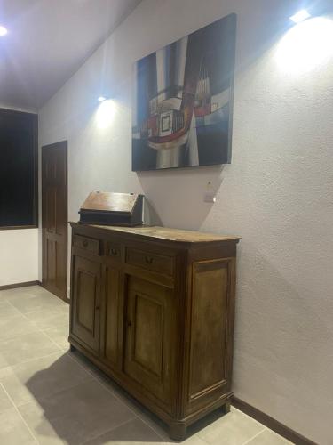 Casa Aba Matapalo في Matapalo: غرفة مع كونتر مع لوحة على الحائط