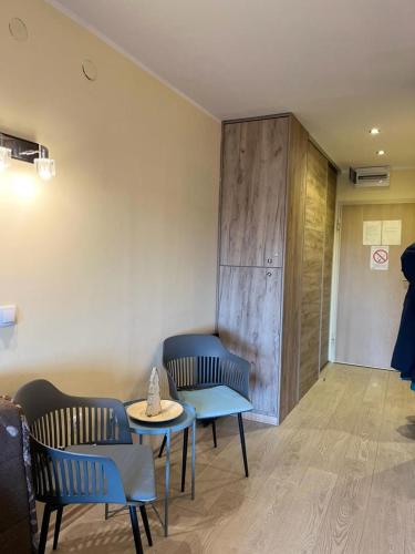 a room with two chairs and a table and a table and chairs at Apartman ML in Raška