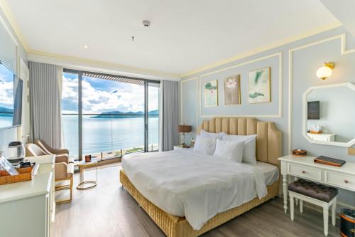 Postel nebo postele na pokoji v ubytování La Vague Hotel