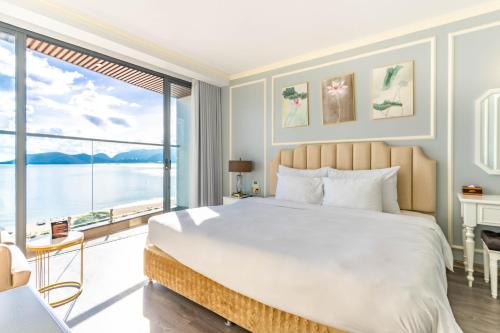 Postel nebo postele na pokoji v ubytování La Vague Hotel