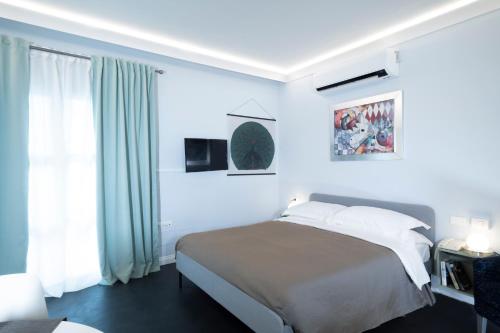 a white bedroom with a bed and a window at Quadra Key Easy Home In Florence in Florence