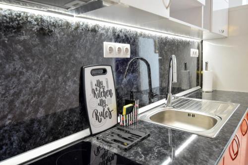 A kitchen or kitchenette at Rubini City Apartment