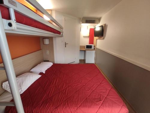 ein Schlafzimmer mit einem Etagenbett mit einer roten Decke in der Unterkunft Première Classe Dijon Nord - Zénith in Dijon