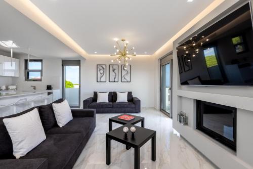 salon z kanapą i kominkiem w obiekcie Panorama Luxury Penthouse w miejscowości Ixiá
