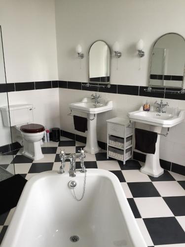 une salle de bain avec deux lavabos et une baignoire dans l'établissement Large House near Marciac & Heated Salt Water Pool, à Plaisance