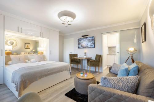 una camera con letto e un soggiorno di Meerblick Appartements a Westerland