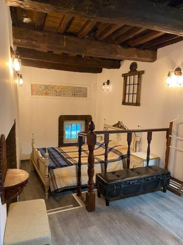 - une chambre avec un lit, une table et une chaise dans l'établissement Casa Olivença, à Arraiolos