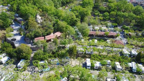 una vista aérea de un aparcamiento con vehículos estacionados en Campeggio Pian Dei Boschi, en Pietra Ligure