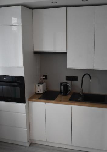 A kitchen or kitchenette at Apartament A ForYou