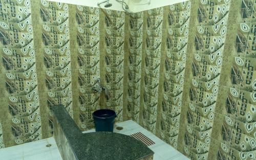 baño con cortina de ducha y lavamanos en The Inglewood Bungalow, en Yercaud