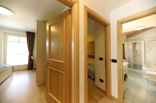 een badkamer met een deur naar een slaapkamer bij Villa Marta in Mazzin