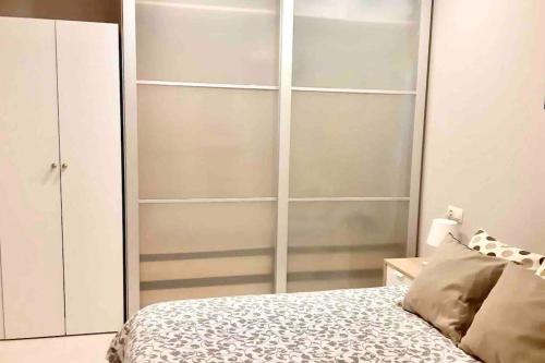 a bedroom with a bed and a white closet at La mejor opción Centro Histórico Málaga in Málaga