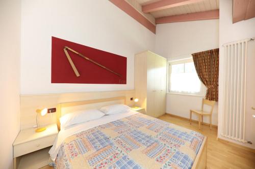 1 dormitorio con 1 cama con reloj en la pared en Villa Marta, en Mazzin