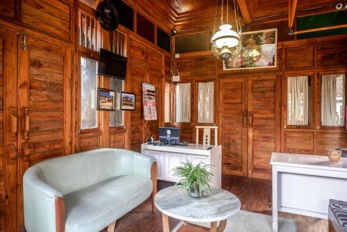 a living room with a couch and a table at RedDoorz Syariah near Plengkung Gading 2 in Yogyakarta