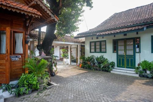 a courtyard of a house with a tree at RedDoorz Syariah near Plengkung Gading 2 in Yogyakarta