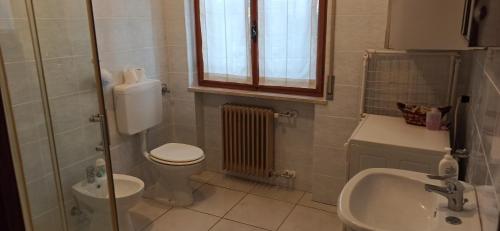 a bathroom with a toilet and a sink at Casa della nonna in Vicenza
