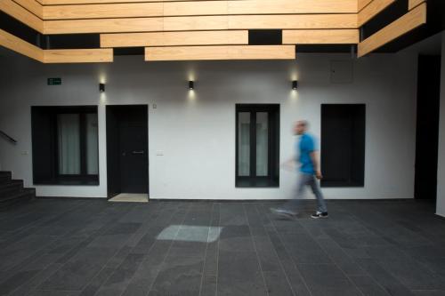 een man in een kamer met houten plafonds bij Casas de Sevilla - Apartamento A Pie de Muralla - Centro Histórico in Sevilla