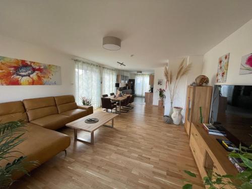 a living room with a couch and a table at Helle Wohnung mit Balkon 120qm, 4Zimmer in Dortmund