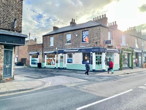 Due persone che camminano per strada in una città di Russets Rest a York