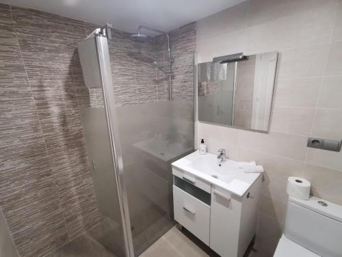 y baño con ducha, lavabo y aseo. en Playa Lucera - ground floor apartment with sea views CS126, en Sitio de Calahonda