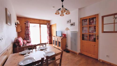 a dining room with a wooden table with two sinks at Appt T2 Cabine 4-6 personnes au pied des pistes in Orcières