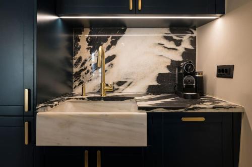 ハニア・タウンにあるTo Ble Hani, the old town houseのバスルーム(大理石のカウンタートップ付き洗面台付)